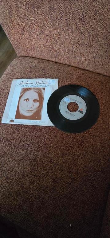 Single barbara nielsen. In het stamcafeetje. Vurige vlam  beschikbaar voor biedingen