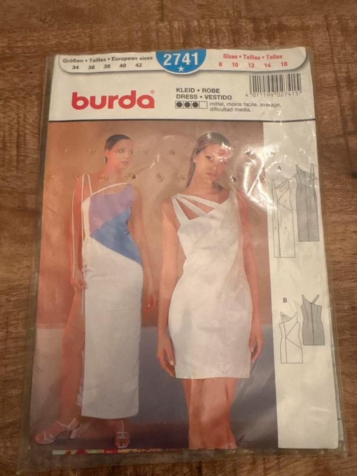 Burda 2741 Naaipatroon - Jurk, Hobby en Vrije tijd, Kledingpatronen, Zo goed als nieuw, Overige typen, Vrouw, Burda, Ophalen of Verzenden