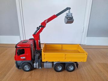 Bruder zand/ kiepauto met heftruck beschikbaar voor biedingen