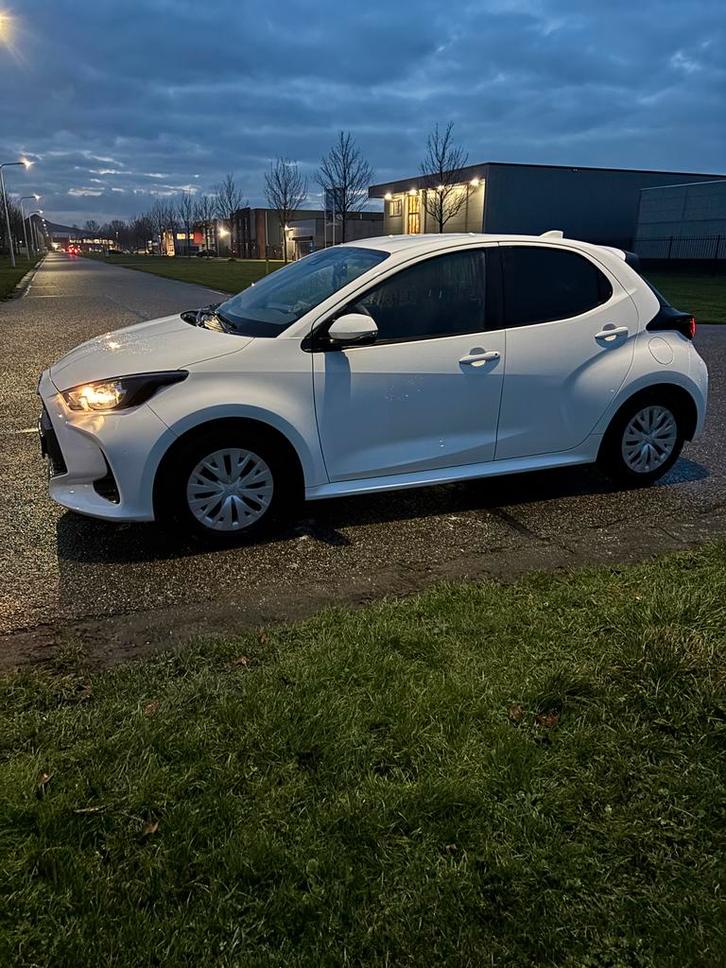 Toyota Yaris 1.5 Hybrid 116pk CVT 2022 Wit, Auto's, Toyota, Particulier, Yaris, ABS, Adaptive Cruise Control, Airbags, Airconditioning