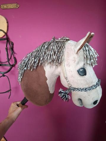 MOET ZWM WEG !Super mooie professionele nka hobbyhorse  beschikbaar voor biedingen