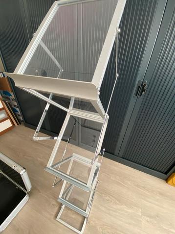 Folderrek / Brochurerek beschikbaar voor biedingen