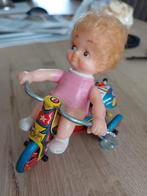 Meisje op fiets met bel van blik, Antiek en Kunst, Ophalen of Verzenden