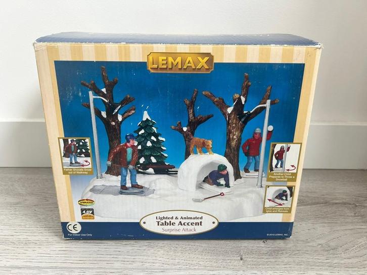 Lemax 04219 Surprise Attack sneeuwballengevecht | zeldzaam |, Diversen, Kerst, Zo goed als nieuw, Ophalen of Verzenden