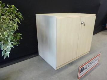 Houten kantoorkast / dressoir / extra diepe kast met slot beschikbaar voor biedingen