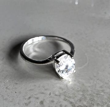 Zilveren Ring met Cubic Zirconia beschikbaar voor biedingen