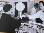 Slagerij in 1957 - Amsterdams Archief - nieuwe ansichtkaart, Verzenden, 1980 tot heden, Ongelopen, Overige thema's