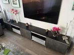 Modern TV-meubel / lowboard – betonlook met glazen details, Ophalen, Zo goed als nieuw, 200 cm of meer, Minder dan 100 cm