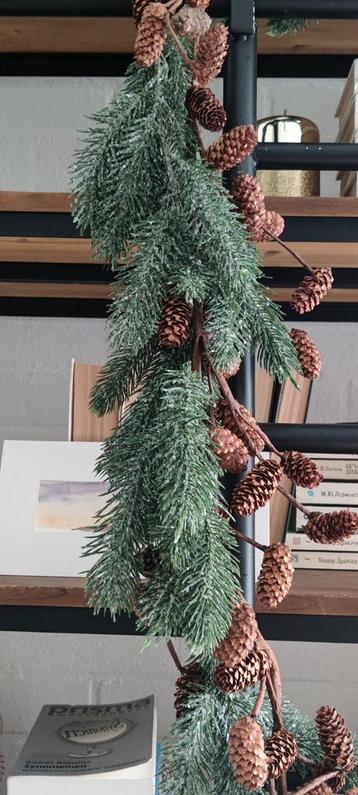 Zo goed als nieuwe Kerstguirlande met Dennenappels 180 cm. beschikbaar voor biedingen