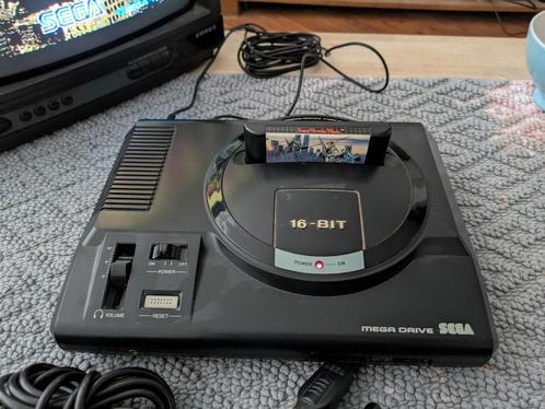 Sega mega drive en Megadrive II, Spelcomputers en Games, Spelcomputers | Sega, Zo goed als nieuw, Mega Drive, Met 2 controllers