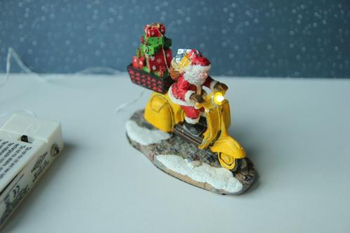 Santa is in a hurry Luville Kerstman op scooter  kerstdorp, Diversen, Kerst, Gebruikt, Ophalen of Verzenden