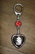 * Sleutelhanger Suzuki (zwart/rood) *, Verzamelen, Sleutelhangers, Verzenden, Zo goed als nieuw, Transport