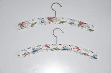 2 Vintage Vinyl kledinghangers met sprookjes kinderkamer beschikbaar voor biedingen