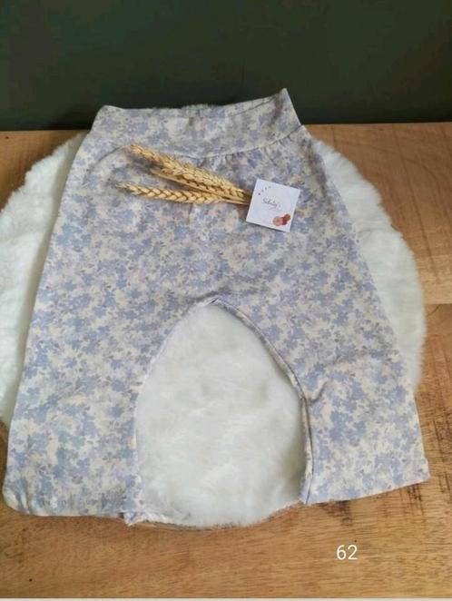 Broekje maat 62 ' Lila bloem • Nieuw handgemaakt, Kinderen en Baby's, Babykleding | Maat 62, Nieuw, Meisje, Broekje, Ophalen of Verzenden