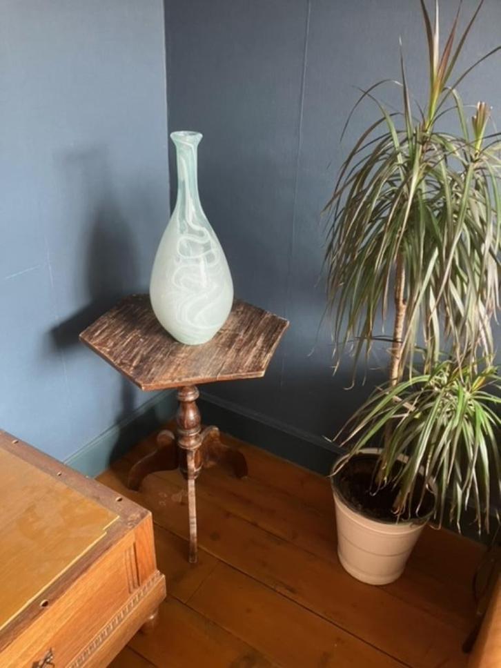 Vaas (wit met lichtgroen met unieke print), Huis en Inrichting, Woonaccessoires | Vazen, Zo goed als nieuw, Overige kleuren, 50 tot 75 cm