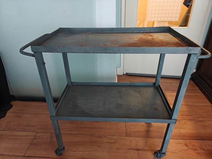 Industrieel metalen trolley karretje, Huis en Inrichting, Tafels | Sidetables, Gebruikt, 25 tot 50 cm, 50 tot 100 cm, Rechthoekig