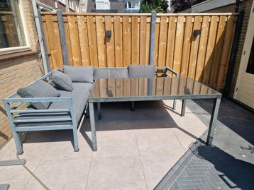 Tuintafel met glasplaat beschikbaar voor biedingen