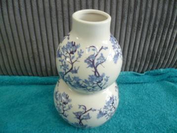 Delfts blauw vaasje 21 cm met bloem takken tekening erop beschikbaar voor biedingen