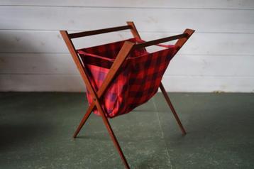 Deens Design Vintage wol mand Krantenbak '60 Ruit Teak. beschikbaar voor biedingen