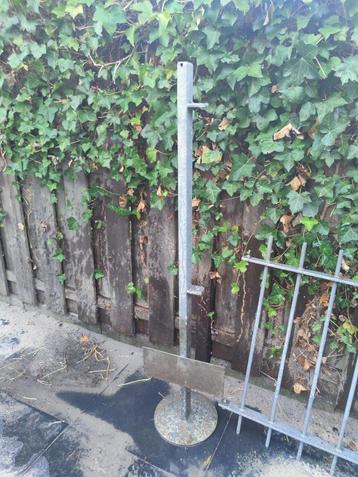 Metal hek met paal beschikbaar voor biedingen