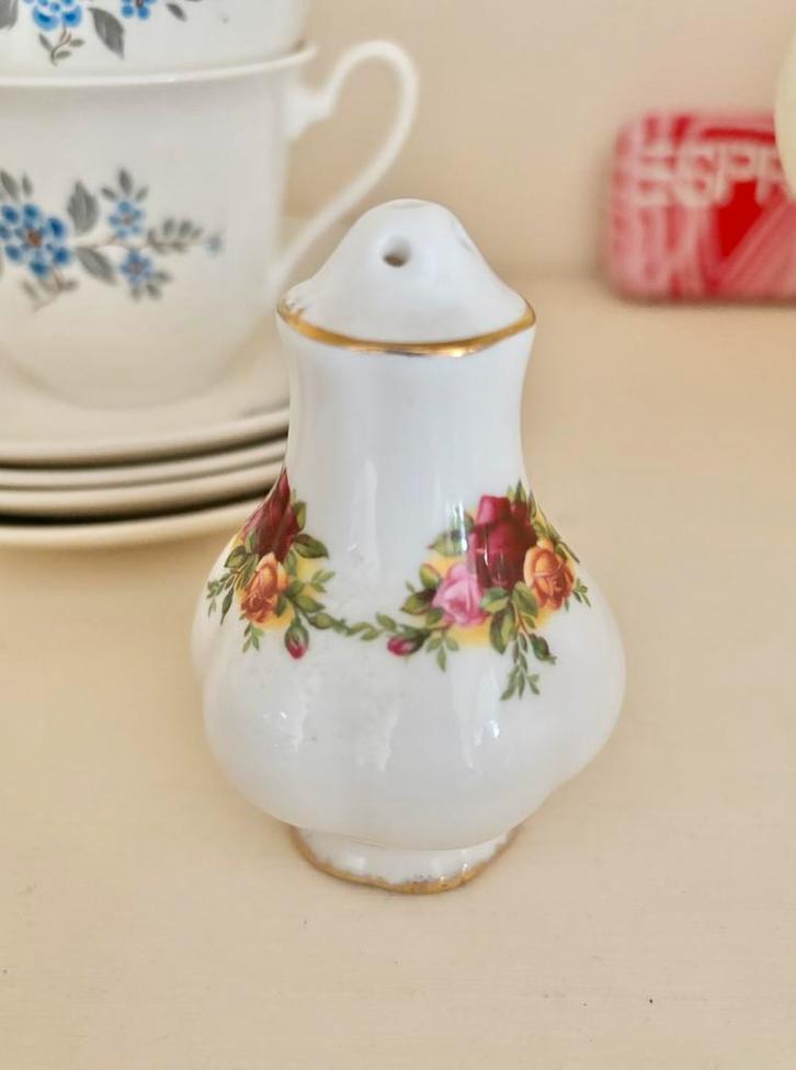 Royal Albert Country Rose peper of zoutvaatje, Antiek en Kunst, Antiek | Servies los, Ophalen of Verzenden