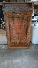 Antieke kapstok met wandkleed, Ophalen