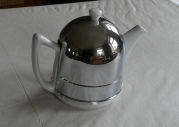 Theepot met termomantel beschikbaar voor biedingen
