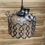 Vintage Smeedijzeren Lamp Met Prachtig Amber Glas, Jaren '50, Huis en Inrichting, Lampen | Hanglampen, Gebruikt, Vintage, Ophalen of Verzenden