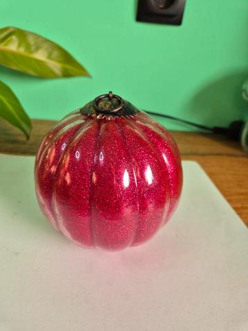 Vintage rode glazen kerstbal. beschikbaar voor biedingen