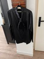 Satijnen zwarte blouse 48/50 m strik, Nieuw, Ophalen of Verzenden, Blouse of Tuniek, Zwart