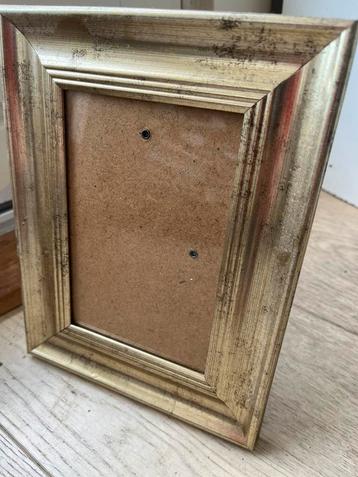 Fotolijstje met goudkleurige rand beschikbaar voor biedingen