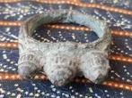 Antieke Oosterse ring van brons met drie stupa's 3,3 cm., Antiek en Kunst, Kunst | Niet-Westerse kunst, Ophalen of Verzenden