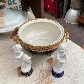Schaal met gouden handvatten en beeldjes *floor epe* beschikbaar voor biedingen