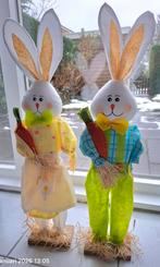 PAASDECORATIE - Set van 2 paashazen m/v met wortel. NIEUW ✅, Diversen, Pasen, Ophalen, Nieuw