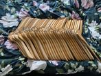 32 houten kledinghangers, Ophalen of Verzenden, Gebruikt, Hout, Volwassenen