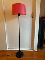 Zwarte staande lamp met roze kap, Huis en Inrichting, Lampen | Vloerlampen, Ophalen, Zo goed als nieuw, 150 tot 200 cm
