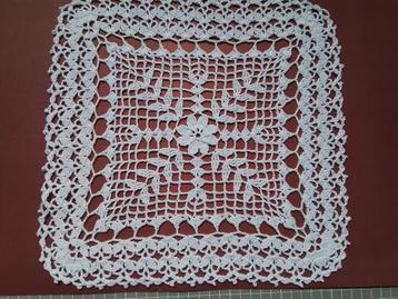 Gehaakt kleedje vierkant 30 x 30 cm wit nieuw!  beschikbaar voor biedingen