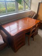 Wortelnoten chesterfield bureau met lederen inleg, Antiek en Kunst, Antiek | Meubels | Tafels, Ophalen