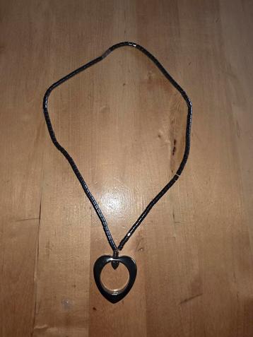 Zwarte ketting met hart hanger beschikbaar voor biedingen