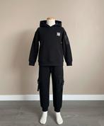 NIK&NIK joggingpak hoodie + broek - Zwart - Maat 128/ 8 jaar, Kinderen en Baby's, Kinderkleding | Maat 128, Ophalen, Zo goed als nieuw