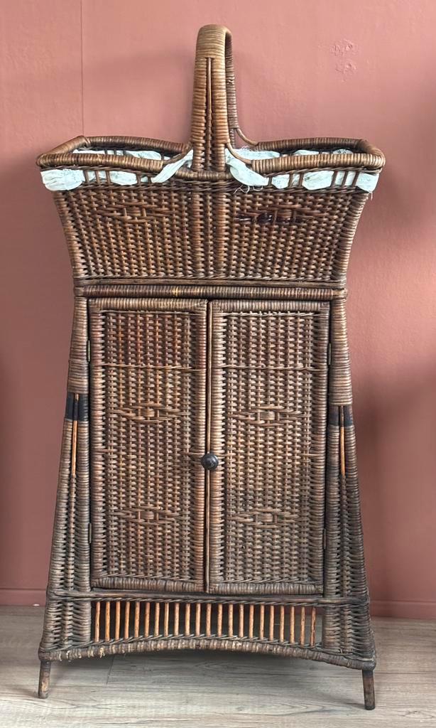 Antiek rotan kastje met bloemen of wolmand er aan vast, Antiek en Kunst, Antiek | Woonaccessoires, Ophalen