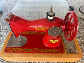 Mini Rode Naaimachine - Decoratief & Nostalgisch Object beschikbaar voor biedingen