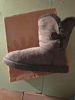 Nieuwe uggs Bailey button chocolat maat 39, Verzenden, Nieuw, Pantoffels of Sloffen