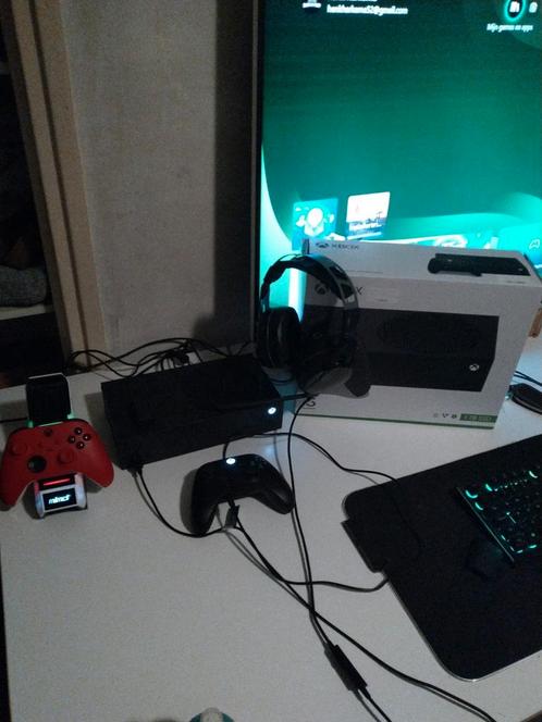 Xbox Series S 1TB + 2 Controllers + Headset, Spelcomputers en Games, Spelcomputers | Xbox One, Zo goed als nieuw, Xbox One S, 1 TB