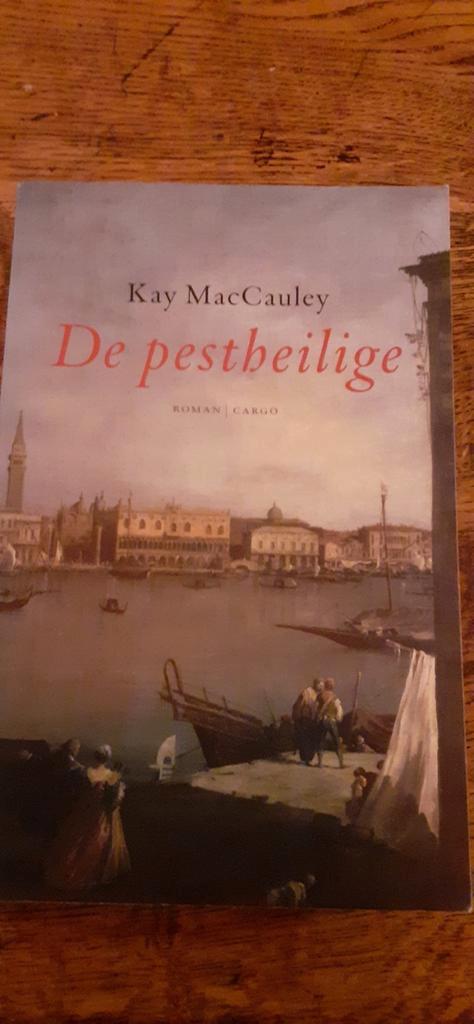 Kay MacCauley - De pestheilige, Boeken, Literatuur, Zo goed als nieuw, Ophalen of Verzenden