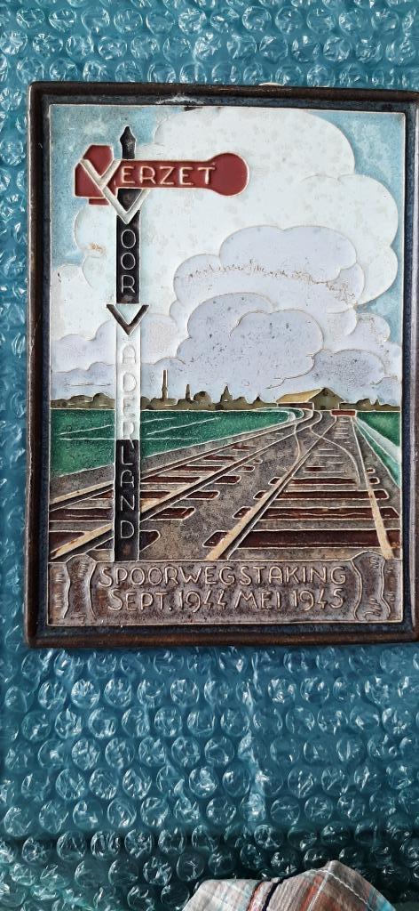 PORCELEIJNE FLES  PLAQUE SPOORWEG STAKING 1944  VOOR 40,-, Antiek en Kunst, Antiek | Keramiek en Aardewerk, Verzenden