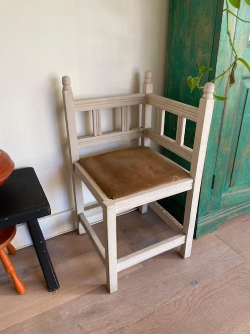 Vintage hoekstoel. Houten stoel hoek. Wit / beige., Antiek en Kunst, Antiek | Meubels | Stoelen en Banken, Ophalen