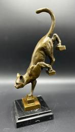 Bronzen kat die van de trap afloopt., Ophalen of Verzenden