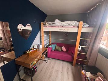 Hoogslaper, (roze)bank, bureau, vakkenkast (ook los te koop) beschikbaar voor biedingen