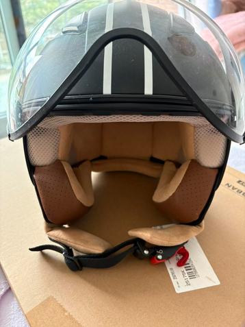 Gloednieuwe helm te koop! beschikbaar voor biedingen